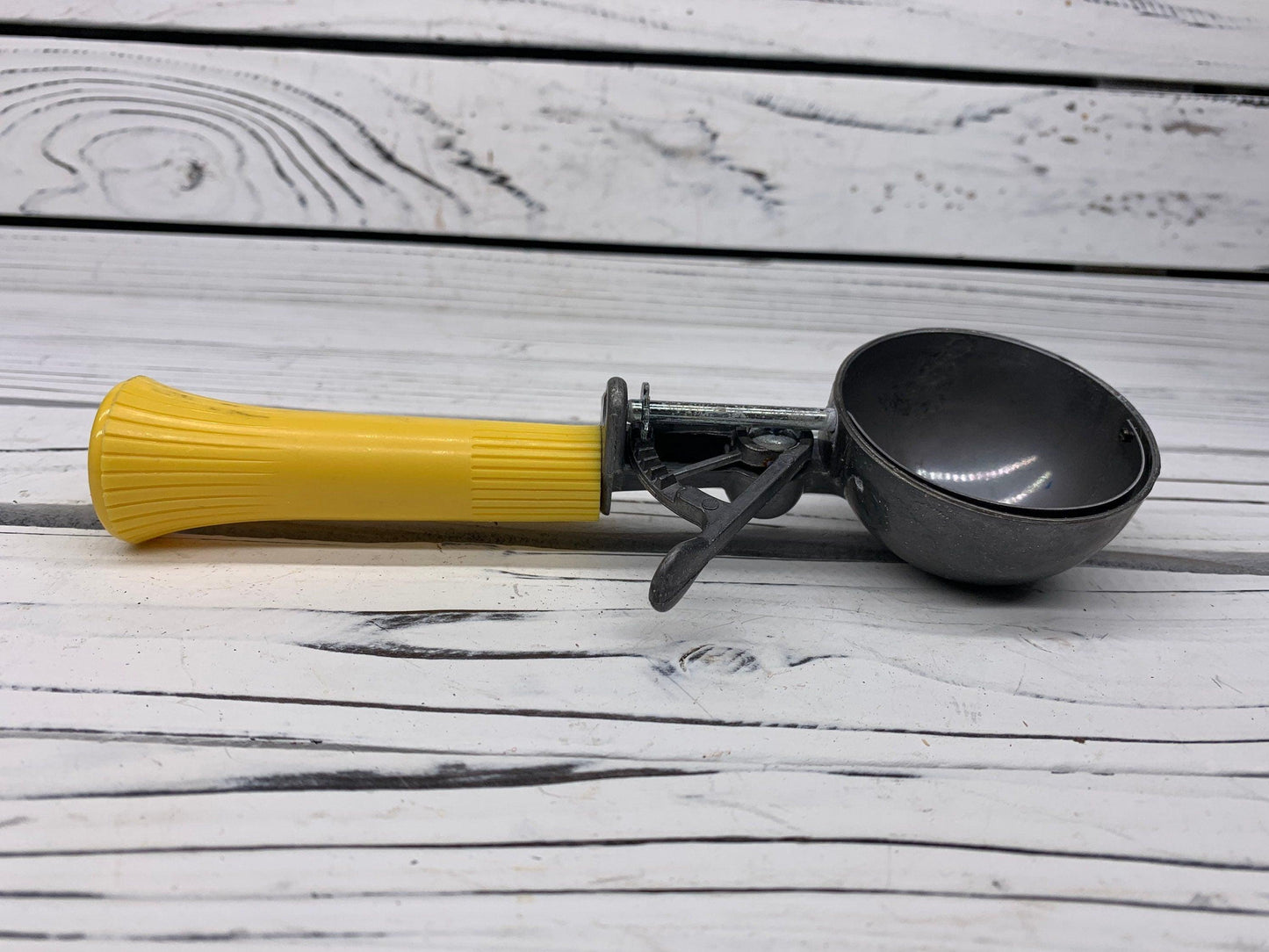 Vintage Ice Cream Scoop, Yellow Plastic Handle With Metal Scooper, Vintage Utensils, 1950s Retro Kitchen -Located at Funkyhouse Vintage Antique Store, Weiser Idaho