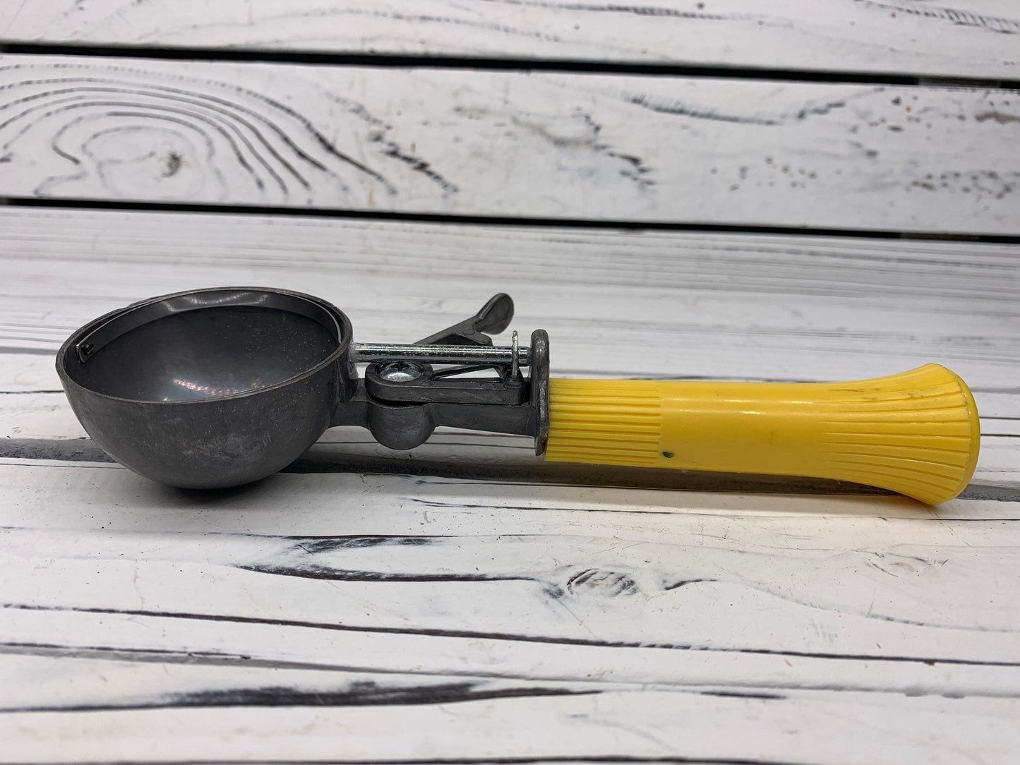 Vintage Ice Cream Scoop, Yellow Plastic Handle With Metal Scooper, Vintage Utensils, 1950s Retro Kitchen -Located at Funkyhouse Vintage Antique Store, Weiser Idaho