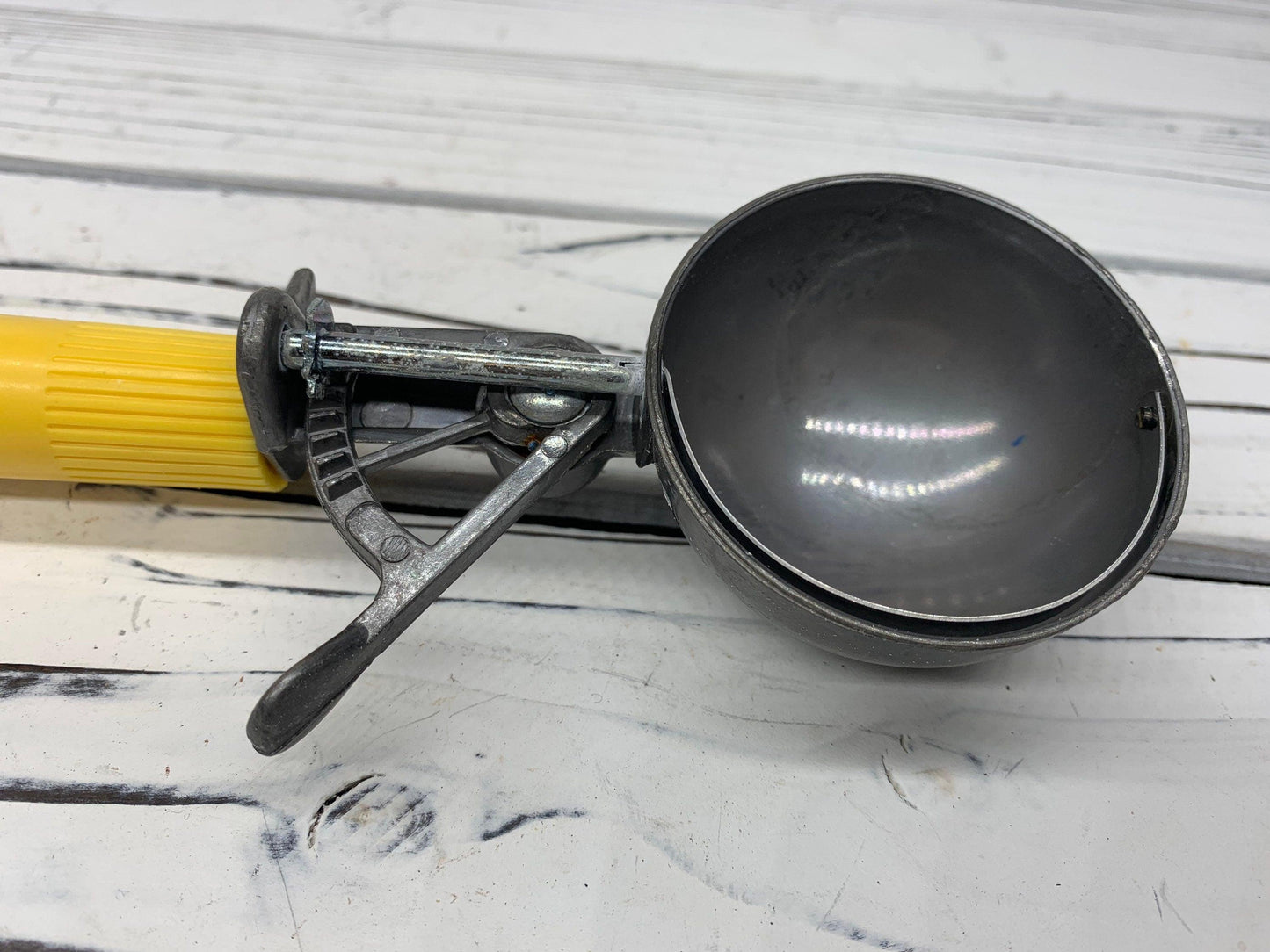 Vintage Ice Cream Scoop, Yellow Plastic Handle With Metal Scooper, Vintage Utensils, 1950s Retro Kitchen -Located at Funkyhouse Vintage Antique Store, Weiser Idaho