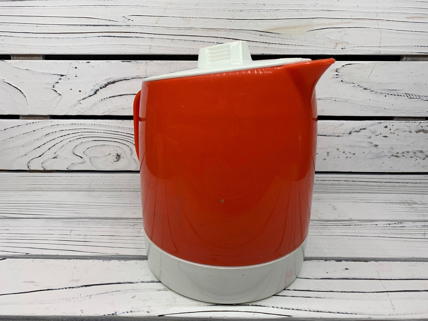 Vintage Quickut Pitcher in Orange and White, Food Storage, Retro Kitchen, Mid Century Modern Kitchen Decor, 1960s Kitchen -Located at Funkyhouse Vintage Antique Store, Weiser Idaho
