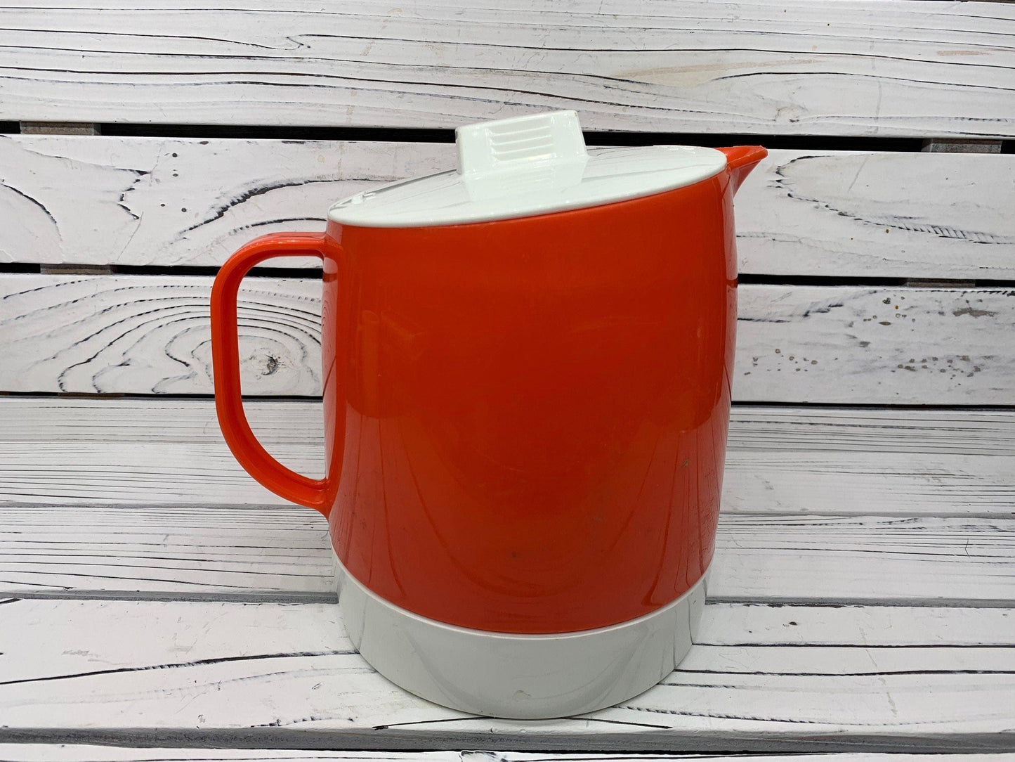 Vintage Quickut Pitcher in Orange and White, Food Storage, Retro Kitchen, Mid Century Modern Kitchen Decor, 1960s Kitchen -Located at Funkyhouse Vintage Antique Store, Weiser Idaho